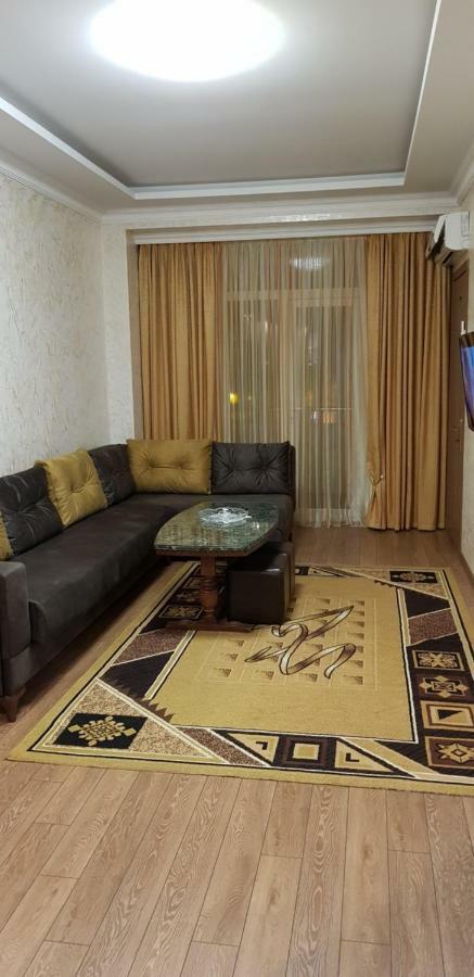 Nino Apartment On Pirosmani Batumi Exterior photo